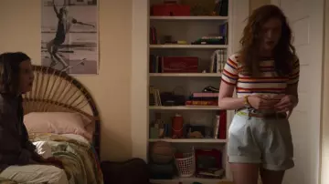 La montre jaune Swatch portée par Max Mayfield (Sadie Sink) dans Stranger Things (S03E02)