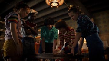 The shirt 80s worn by 11 / Eleven (Millie Bobby Brown) in Stranger Things (Season 03 Episode 04)