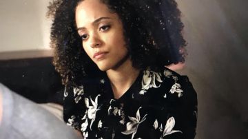 The black shirt floral Anthropologie by Tabitha Foster (Quintessa Swindell) in Trinkets S01E03
