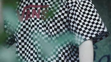 The t-shirt to Vans checkerboard worn by BVDLVD in her video clip GFY