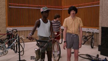 Camo Shorts Pantalons portés par Lucas Sinclair (Caleb McLaughlin) comme on le voit dans des Choses plus étranges Saison 3 Épisode 2