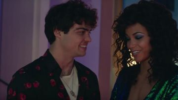 T-shirt noir avec impression rouge porté par Noé Centino dans Charlie's Angels