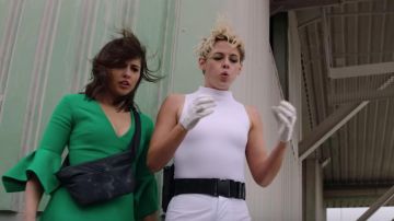 Vestido verde con mangas voladoras usado por Elena Houghlin (Naomi Scott) en Los ángeles de Charlie