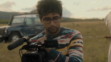 Imprimé pull porté par Ismail (Suraj Sharma) dans Graver Vos Cartes