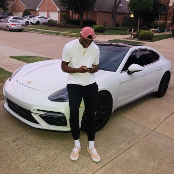 La gorra impresa del logotipo de Dolce & Gabbana por Emmanuel Mudiay en la cuenta de Instagram de @emmanuelmudiay