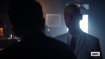 Blanc 2 pièces costume porté par Le Saint des Tueurs (Graham McTavish) dans Prédicateur (S02)