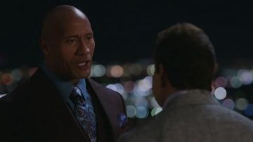 Sombre Front 3 Pièce Costume porté par Spencer Strasmore (Dwayne Johnson) dans Ballers (Saison 3)
