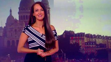 La  Robe courte ajustée à rayures et bijoux de Alexandra Blanc dans Météo de CNews