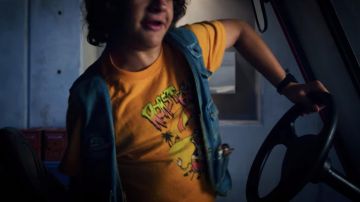 The orange t-shirt with Roast Beef from Dustin Henderson (Gaten Matarazzo) in Stranger Things Season 3 Episode 6
