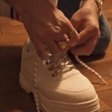 Les chaussures blanches de Squeezie sur le compte Ins­ta­gram de @Lu­vres­val9