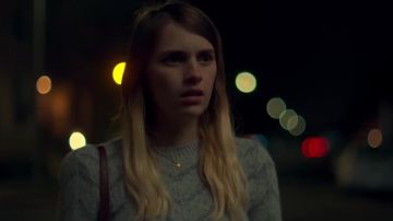 El suéter gris de Janey (Nell Tiger Free) visto en el tráiler de Too Old to Die Young (Temporada 1)