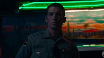 La chemise de l'uniforme de police de Martin Jones (Miles Teller) dans Too Old to Die Young (Saison 1)