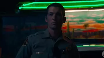 La chemise de l'uniforme de police de Martin Jones (Miles Teller) dans Too Old to Die Young (Saison 1)