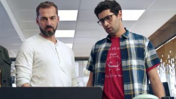 The t-shirt of Georges (Mayel Elhajaoui) in Tomorrow belongs to us Episode 501