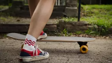 La paire de Vans Anaheim Factory Era 95 DX portée par Max Mayfield (Sadie Sink) dans Stranger Things (S03E02)