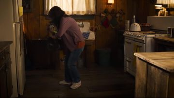 Sneakers Reebok Royal Glide Ripple of Joyce Byers (Winona Ryder) in Stranger Things Season 3 Episode 3
