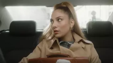 Le manteau trench beige porté par Chilla dans son clip Bridget