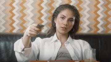 La chemise blanche portée par Chilla dans son clip Bridget