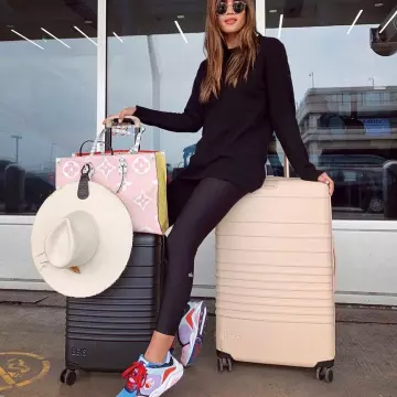 Zapatillas Champion Weave de color púrpura y azul que lució Shay Mitchell en su cuenta de Instagram @shaymitchell