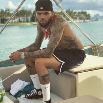 Nike white socks worn by Chris Brown on the Instagram account of @chrisbrownofficial
