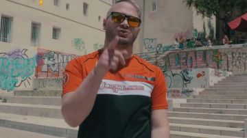 La camiseta Dorada y Platino que lució Jul en su clip La bandite