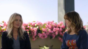 Gorjana Taner Bar Necklace worn by Jen Harding (Christina Applegate) in Dead to Me (S01E03)