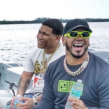 La sudadera Fendi usada por Anuel AA en una publicación de Instagram