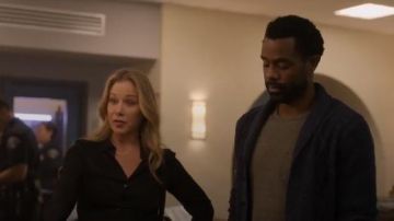 Gorjana Taner Bar Necklace worn by Jen Harding (Christina Applegate) in Dead to Me (S01E07)