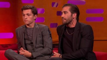 Camiseta gris de manga corta de cuello redondo usada por Tom Holland en The Graham Norton Show 06/07/2019