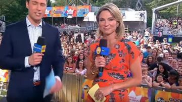 Karen Millen Floral Robe Mini portés par Amy Robach sur Good Morning America, le 5 JUILLET 2019