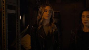 La théorie Kaylenna Chandail porté par Daisy 'Skye' Johnson (Chloe Bennet) dans Marvel Agents of S. H. I. E. L. D. (Saison 06 Episode 08)