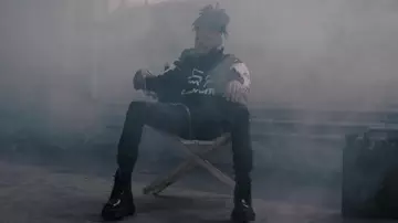 El suéter Supreme x Fox Racing Moto usado por Scarlxrd en su clip HEAD GXNE.