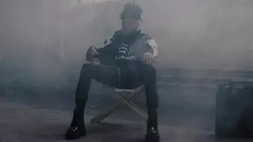 El par de botas Dr Martens de Scarlxrd en su video musical HEAD GXNE.