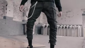 Los pantalones de camuflaje de Scarlxrd en su clip HEAD GXNE.
