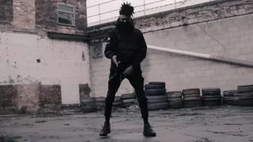 The pants Jack & Jones Scarlxrd in her video clip STFU.