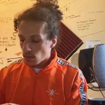 la veste de survêtement orange Daily Paper de Rilès sur son compte Instagram @0riles