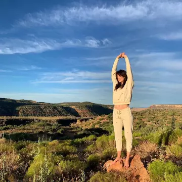 Blanc Sweat-shirt avec multi pavot broderie porté par Michelle Monaghan sur l'Instagram account @michellemonaghan