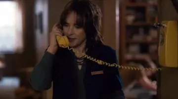 Le téléphone jaune retro utilisé par Joyce Byers (Winona Ryder) dans Stranger Things (S01E02)