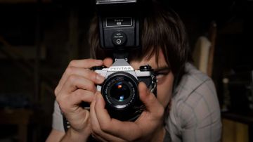 The camera Pentax ME Super of Jonathan Byers (Charlie Heaton) in Stranger Things Season 03 Episode 02