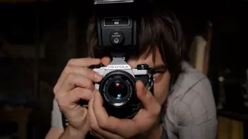 L'appareil photo Pentax ME Super de Jonathan Byers (Charlie Heaton) dans Stranger Things Season 03 Episode 02