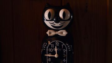 El reloj Kit Cat de Doris Driscoll (Peggy Miley) en Stranger Things S03E02