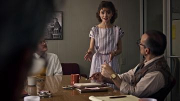 Vestido a rayas de los años 80 usado por Nancy Wheeler (Natalia Dyer) como se ve en Stranger Things (S03E03)