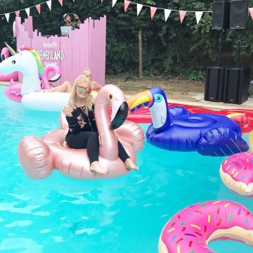 The buoy in the shape of a toucan Lucy's Flight on his account Instagram @lucyflight