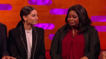Camiseta blanca de algodón de cuello redondo usada por Naomi Scott en The Graham Norton Show 10/05/2019