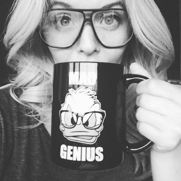 The mug Donald Duck "Mad genious" Sasha Pieterse on her account Instagram @sashapieterse