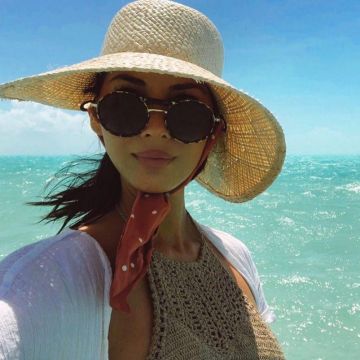Madewell Chin-Strap Boater Hat usado por Olivia Munn en su cuenta de Instagram @oliviamunn