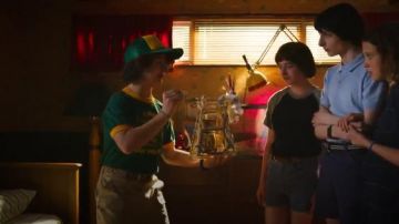Levi's Camp Know Where Ringer Tee usado por Dustin Henderson (Gaten Matarazzo) en Stranger Things Temporada 3 Episodio 1