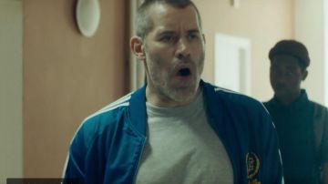 La veste Adidas bleue avec blason en accroche cœur portée par Igor (Jalil Lespert) dans Mon frère