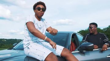 Los pantalones cortos blancos con logos Champion de Bné en el clip Tout est bon de 4keus feat. Djbabs