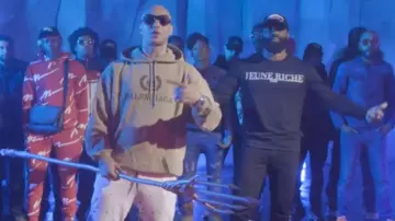 Le sweat à capuche gris Balenciaga porté par Alkpote dans son clip Nautilus feat. Kaaris